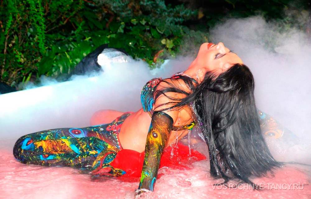 восточная танцовщица в воде