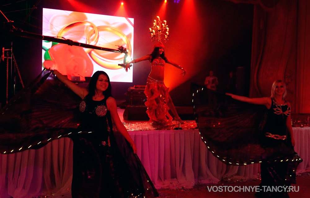 восточная танцовщица танцует с невестой